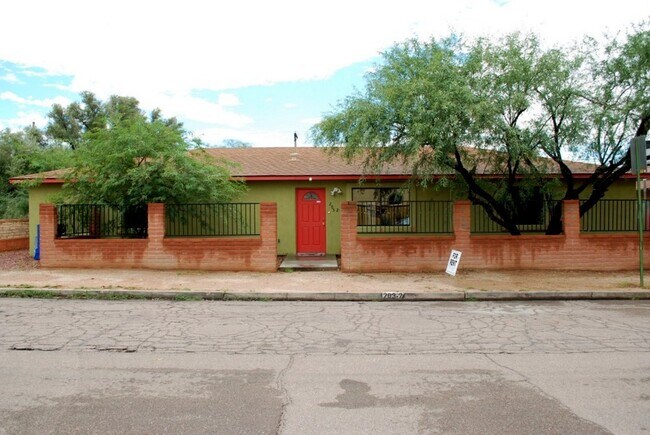 Photo - Modern 4 Bed 5 Bath Near UofA – Private Baths & Off-Street Parking