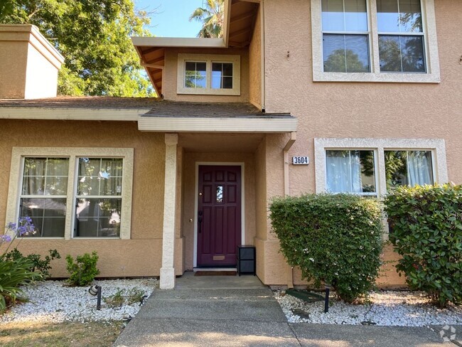 Building Photo - Spacious 3 Bedroom Home available in South...