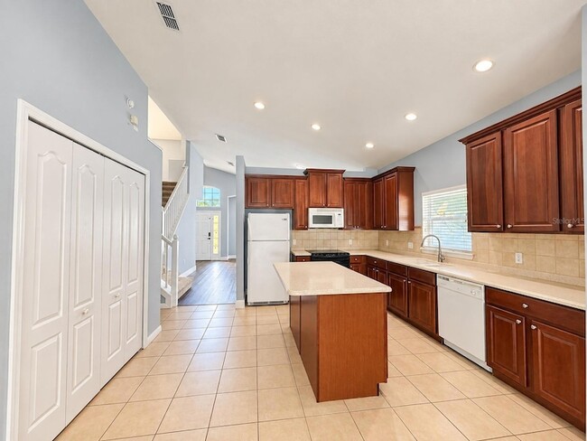 895 Hacienda Cir