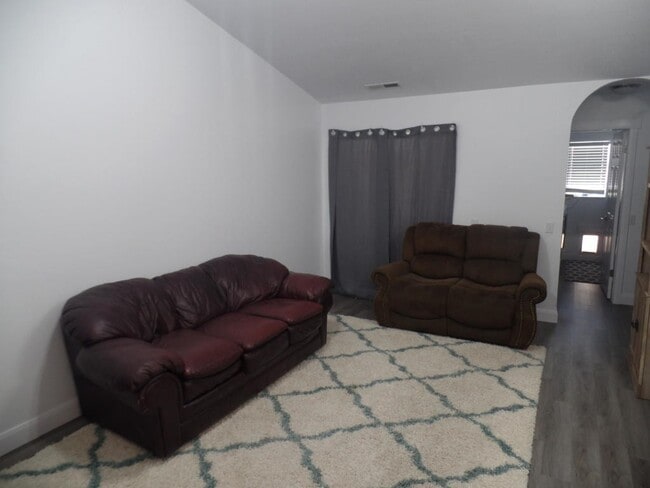 Photo - 3 bed - 2 bath Single Story Pet Friendly -...