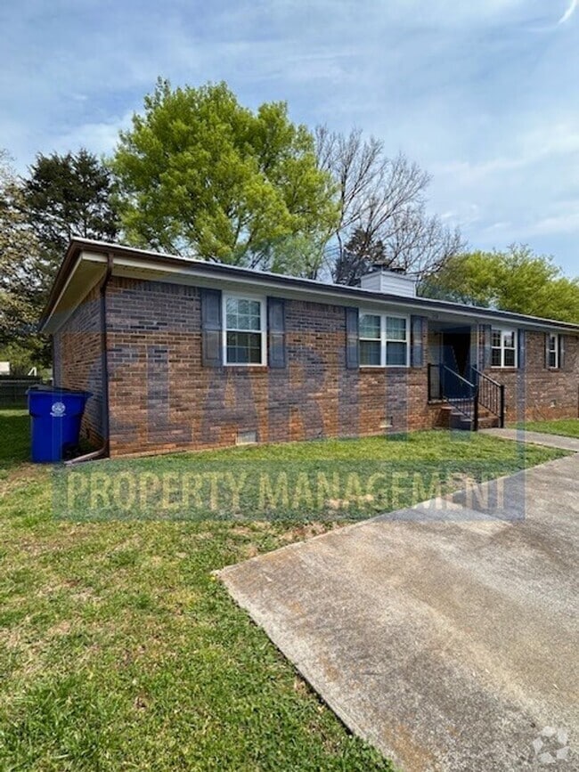 Building Photo - Two bedroom townhome with fenced in backyard!