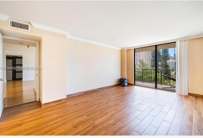 Photo - 290 174th St St Unit 612