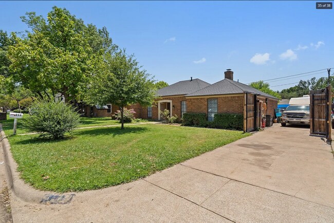 Photo - 213 Circleview Dr S