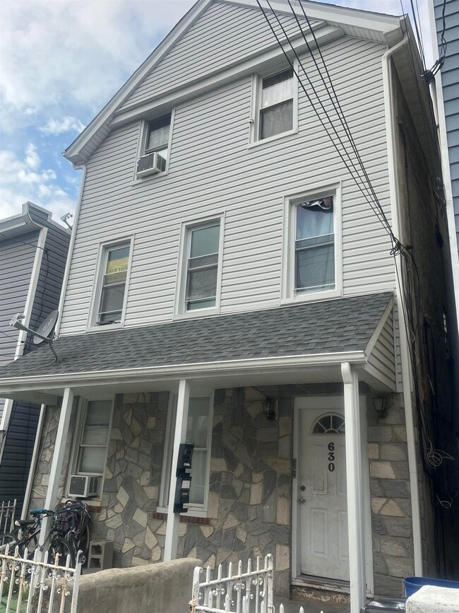 Building Photo - 630 37th St