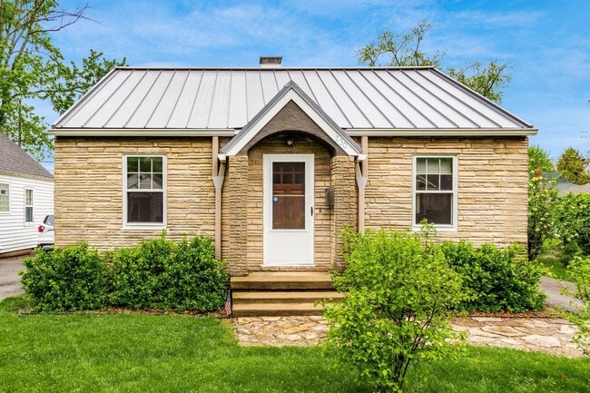 Building Photo - 230 E Royal Forest Blvd