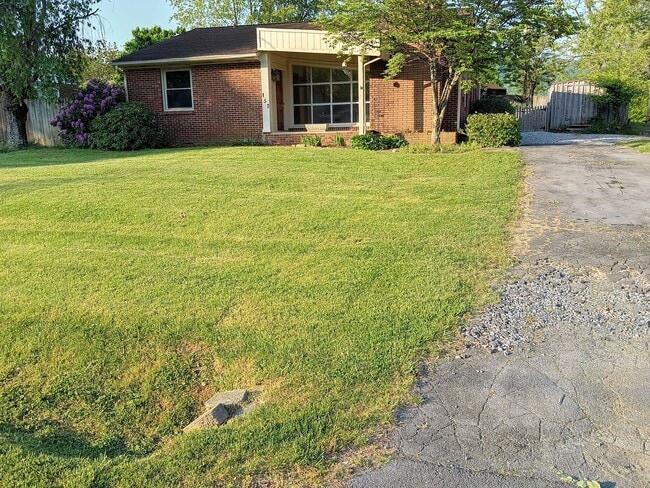 Photo - 3 Bedroom / 1 Bath Home - Johnson City, TN