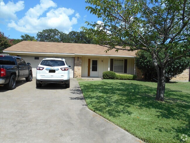 Building Photo - 3 Bedroom, 2 Bath House in Keene on Quarte...