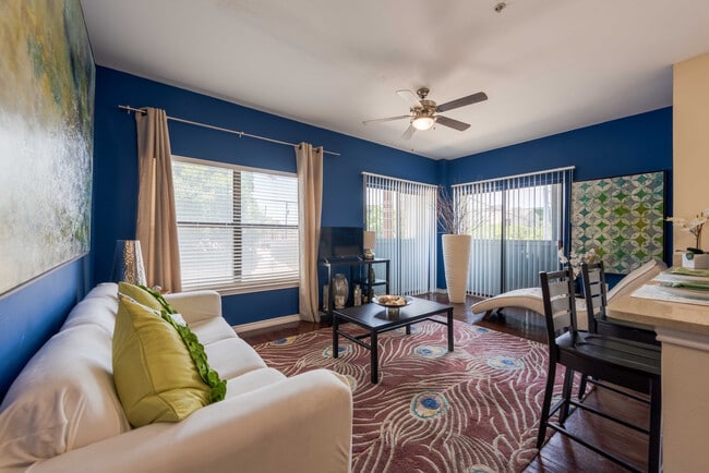 Axis-West-Campus-Apartments-Near-UT-Austin-Fully-Furnished-Living-Room