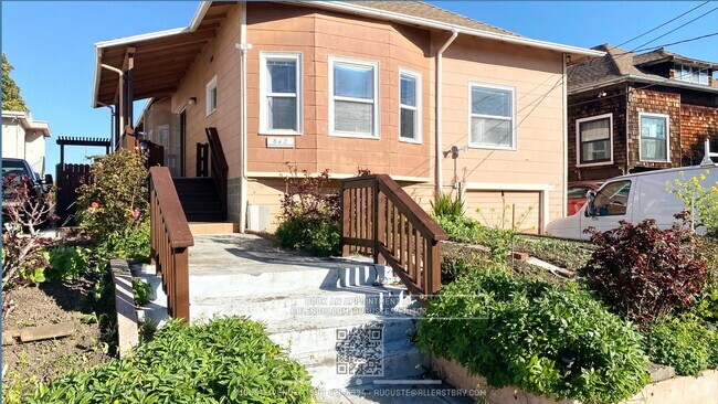 Building Photo - Large kitchen with 2 Fridges, Separate toi... Rental