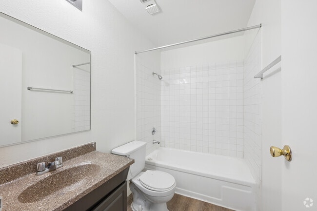 2BR, 2BA - 816SF - Primary Bathroom