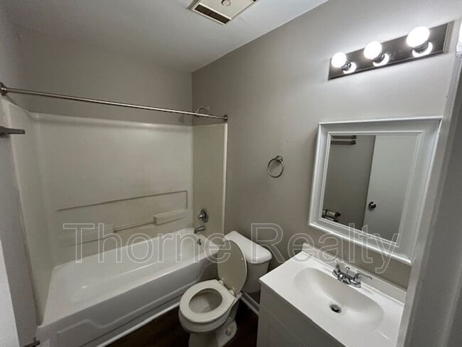 Photo - 400 E Northern Blvd Unidad Apt 14