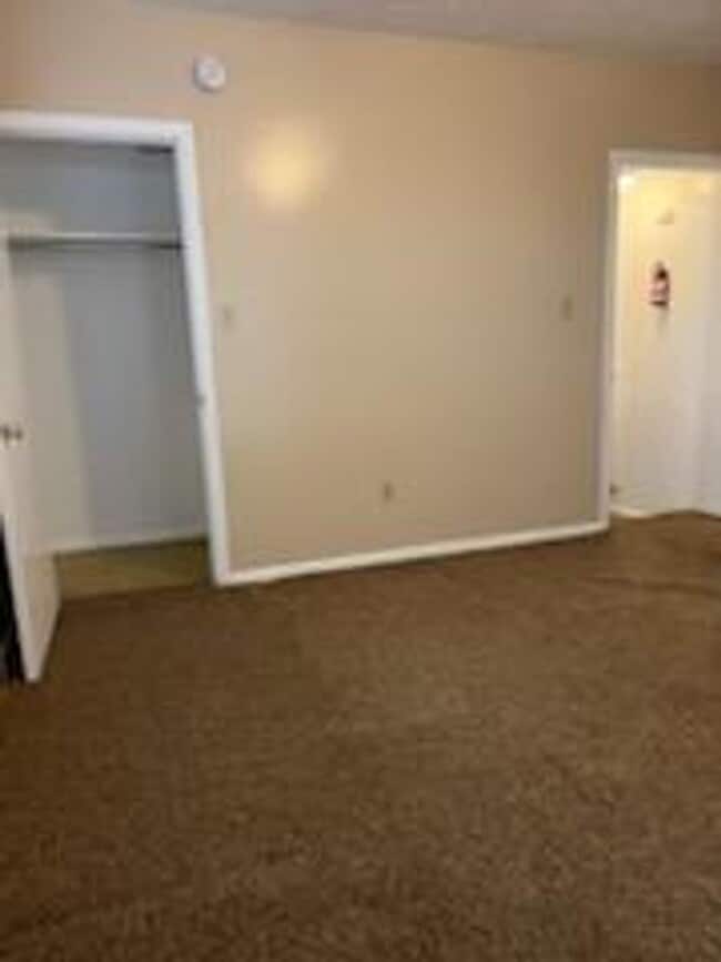 Building Photo - 5-6 Schaeffer Way Unit 5