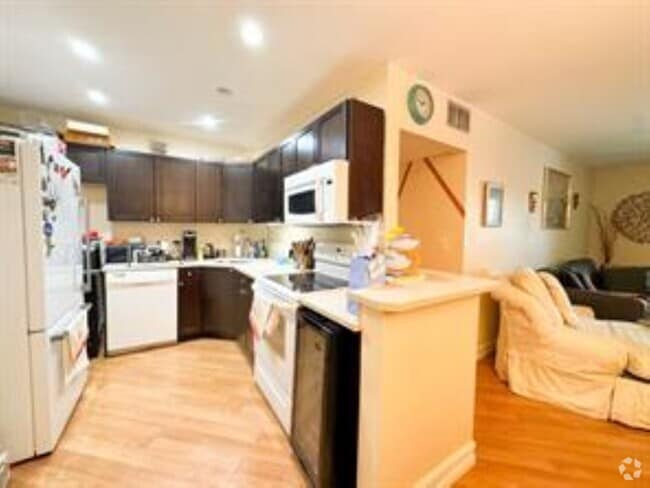 Building Photo - 124 NE 19th Ct Unit 201B Rental