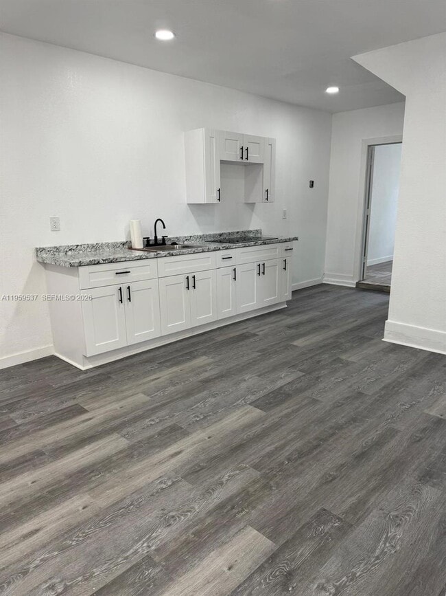 Building Photo - 613 NE 5th St Unit 0