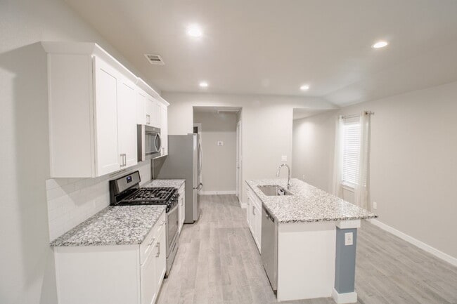 "Charming 3-Bed, 2-Bath Oasis in Lubbock – Spacious 1,489 Sq Ft Haven!"