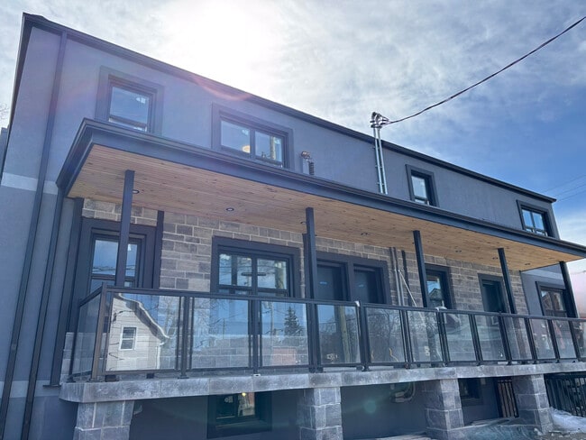 Building Photo - Charming And Private One-Bedroom Apartment Unit 8