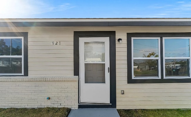 Photo - 921 Nottingham Dr