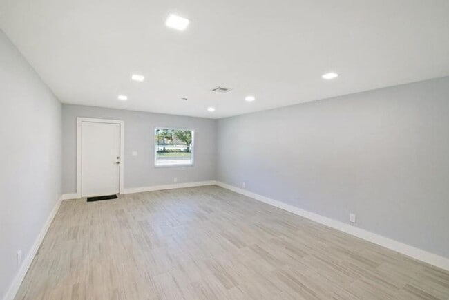 Photo - 9128 Roan Ln