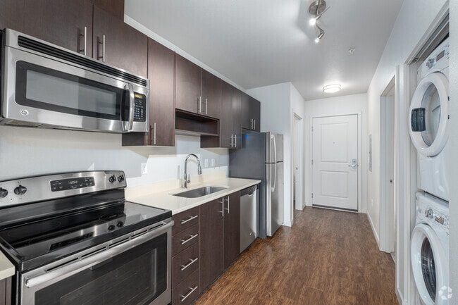 2BR, 2BA - 811SF