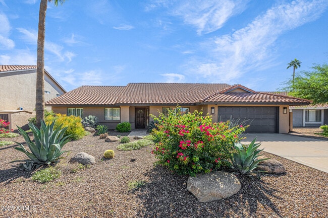 Building Photo - 5903 E Paradise Ln
