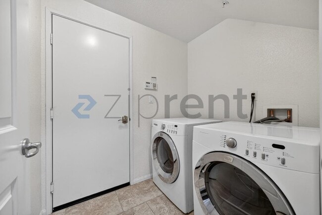 Photo - 1836 Olive Green St