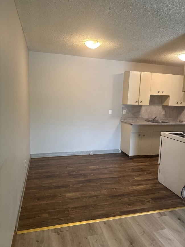 Photo - 1 Bed 1 Bath Unit in Edmonton, AB Unit 303