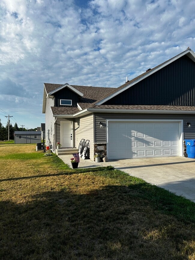 Building Photo - 1869 Longview Dr Unit 1871