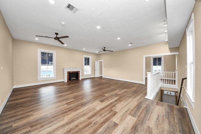 Building Photo - 223 W Main St Unit 1/2