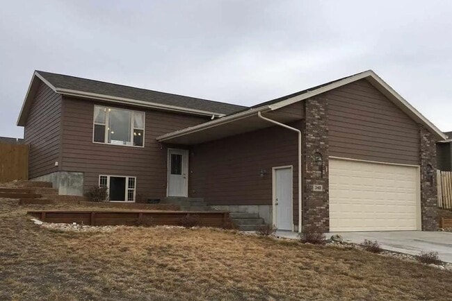 Building Photo - Spacious 4-Bed, 3-Bath Family Home with Fenced Yard and Attached Garage