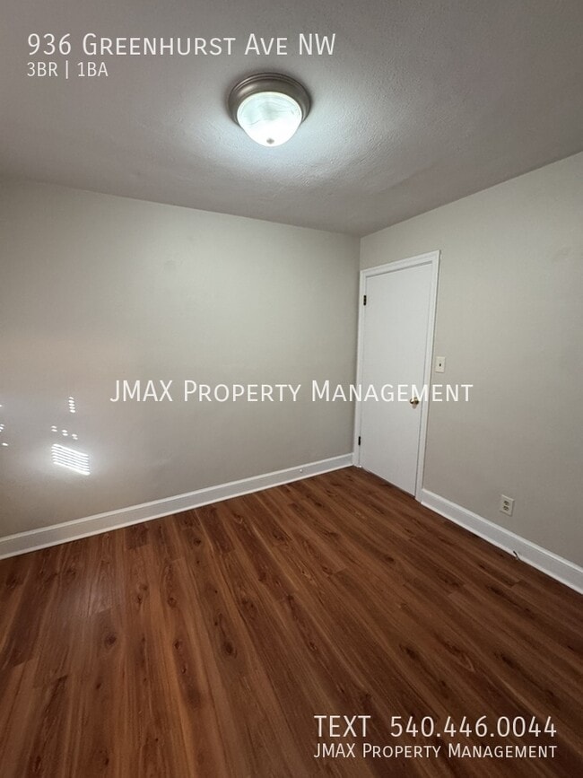 Photo - 936 Greenhurst Ave NW