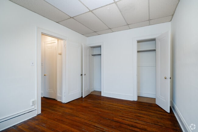1BD, 1BA - 900-1,100SF - BEDROOM