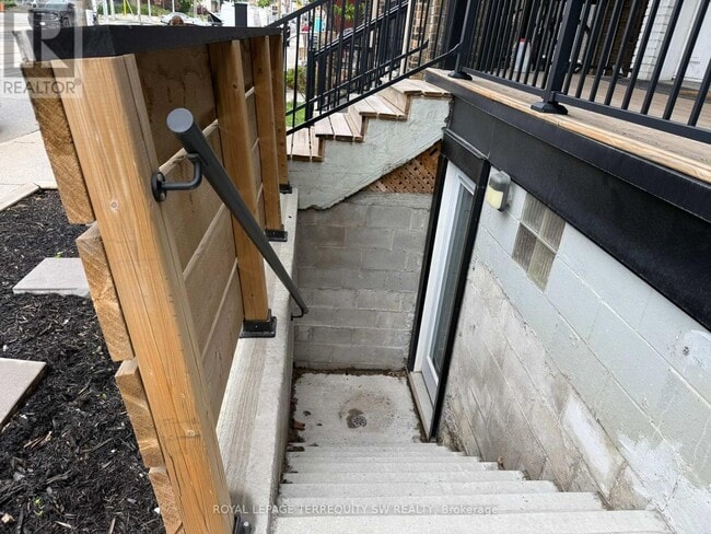 Photo - 2134 Dundas St W