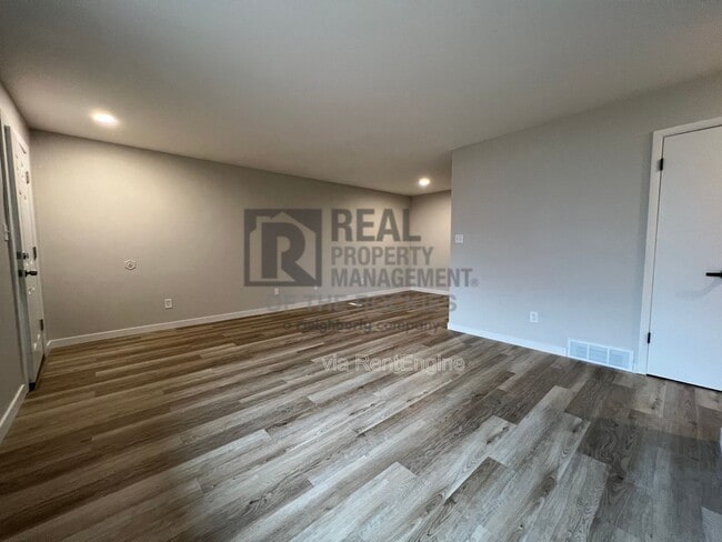 Photo - 1642 Larch St