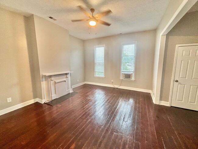 Building Photo - Shelby Park - 1 Bedroom 1 Bath Apartment - Section 8 Welcome Unit 4