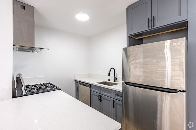 1BR, 1BA - 700SF - Kitchen