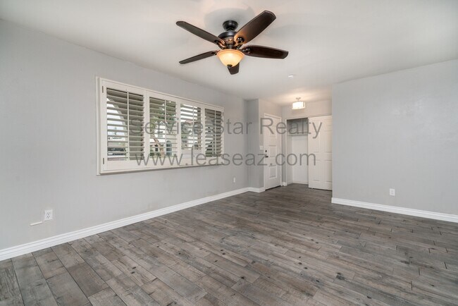 Photo - 2948 E Clarendon Ave