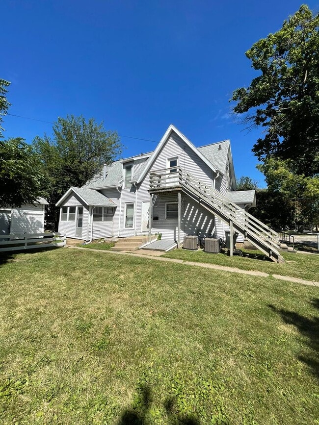 Photo - 2 Bedroom, 1 Bathroom apartment in great CF location!