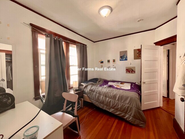 Photo - 102 W Adams St