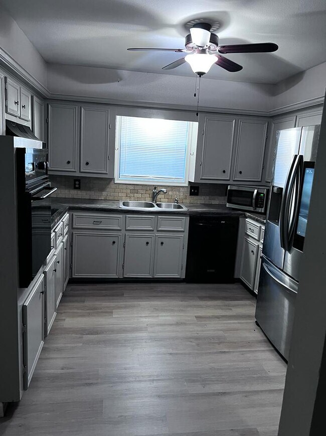 Photo - 205 Clover Ln