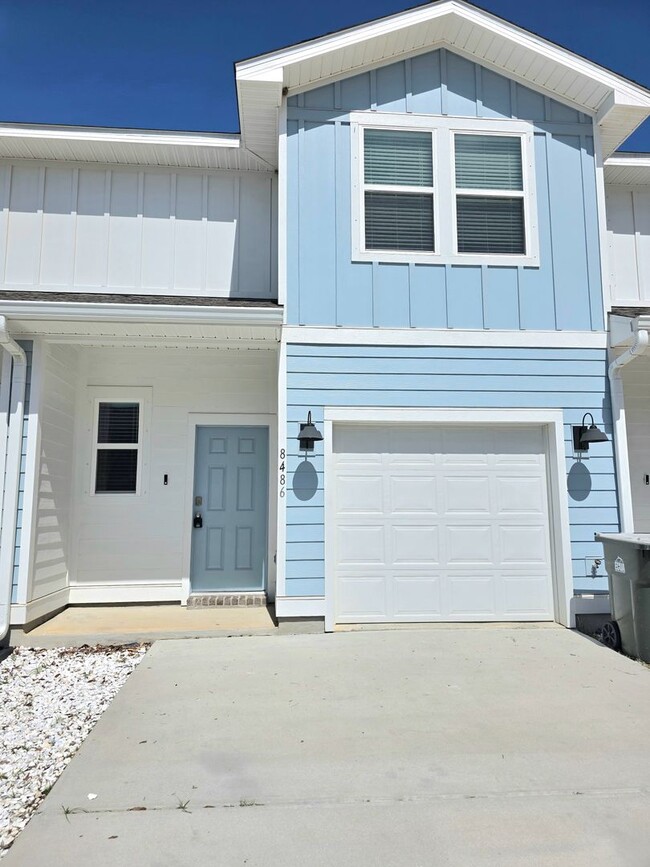 Building Photo - Spacious 3-Bedroom Townhouse