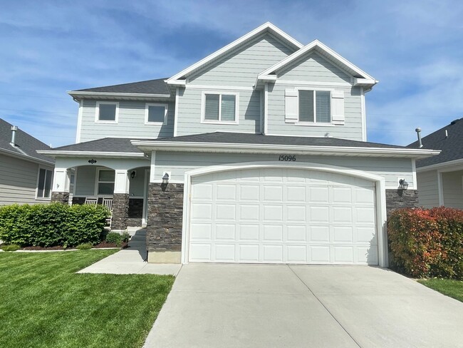Building Photo - Great Home Available August 1.