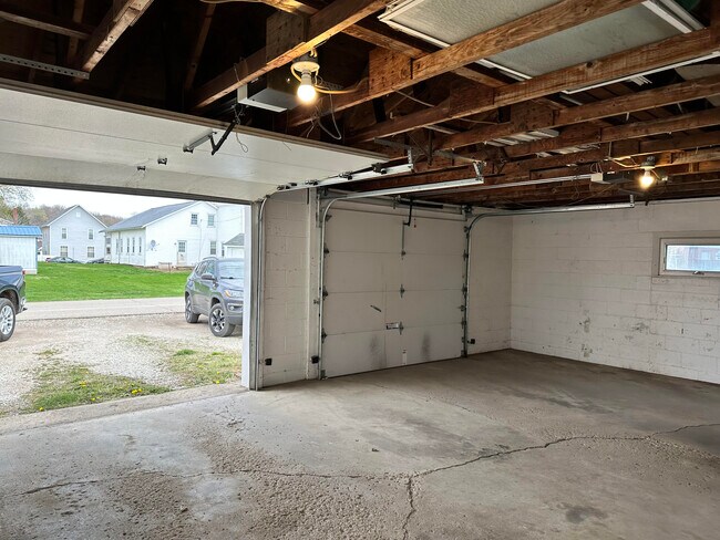 inside of garage - 52 N Main St Unidad 1