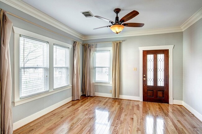 Photo - 2219 Singleton St