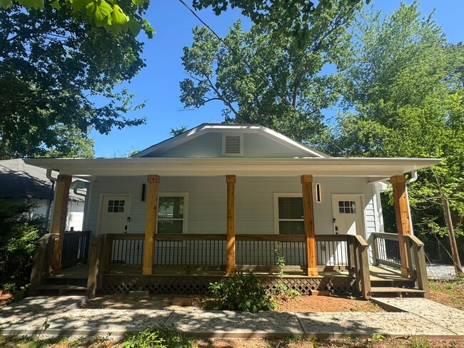 Building Photo - 672 Cassanova St SE