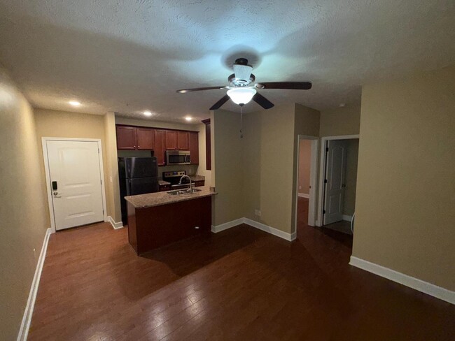 Building Photo - 927 College St Rental