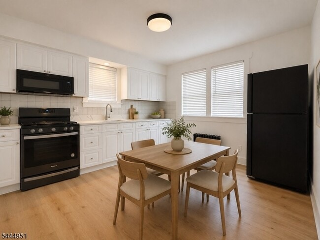 Photo - 172 W 4th St