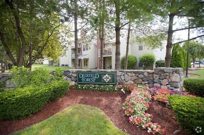 Building Photo - 2 Squire Ct Unit 8 Rental