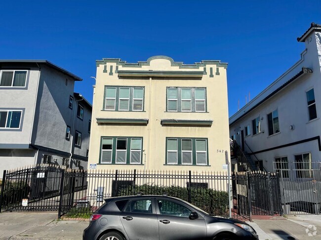Building Photo - 342 E 15th St Rental