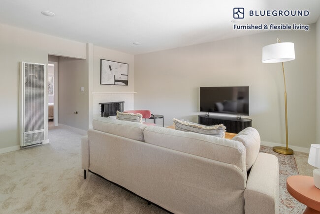 Photo - 910 Rockefeller Dr Unidad FL2-ID1859