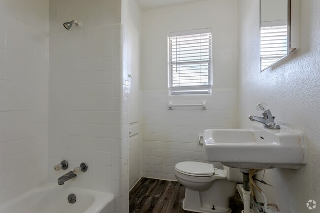 2BR, 1.5BA - 1024 SF TH - Bathroom